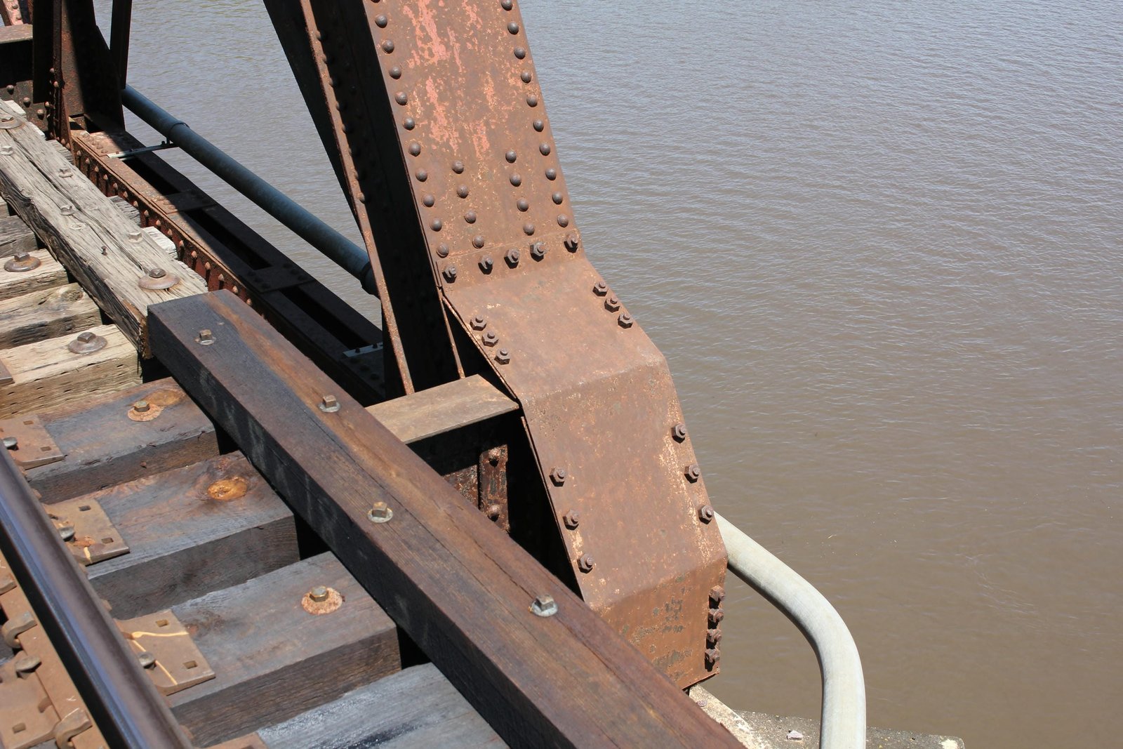 Lower angle connection